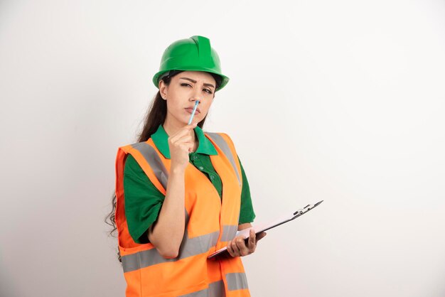 Engenheira séria com área de transferência em fundo branco. Foto de alta qualidade