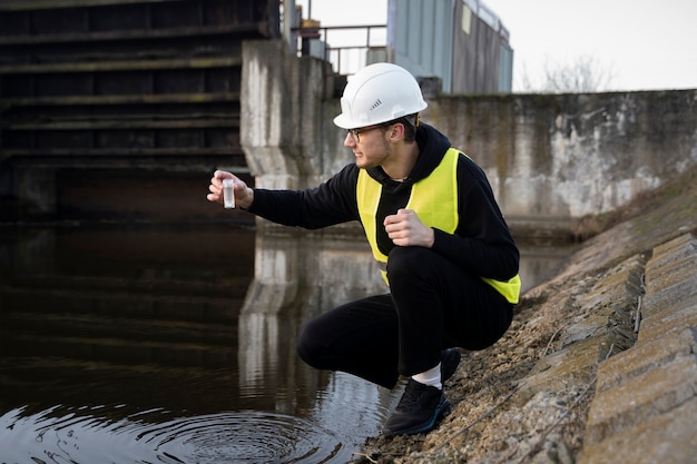 Engenheiro ambiental de tiro completo com amostra de água