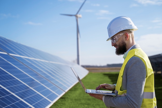 Engenheiro ambiental de tiro médio segurando laptop