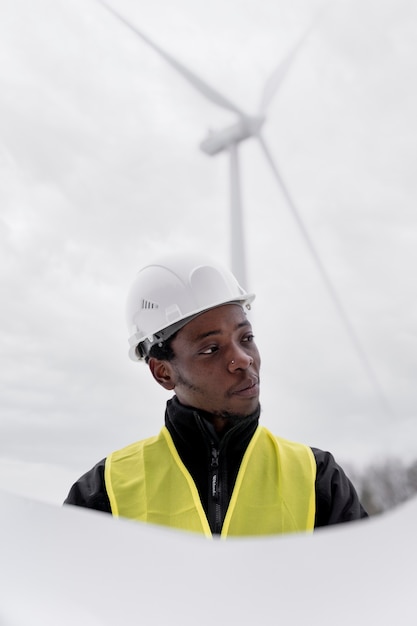 Engenheiro ambiental de tiro médio segurando o plano