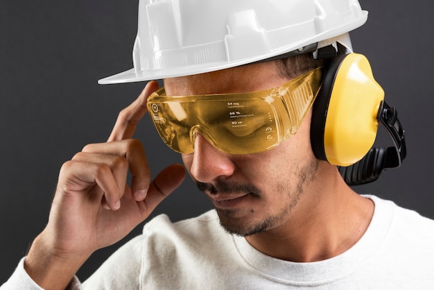 Foto grátis engenheiro civil com óculos de segurança e capacete