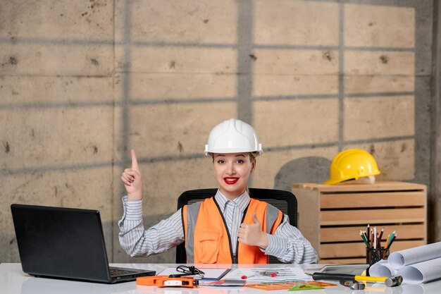 Engenheiro com capacete e colete trabalhador civil inteligente jovem loira bonita muito excitada