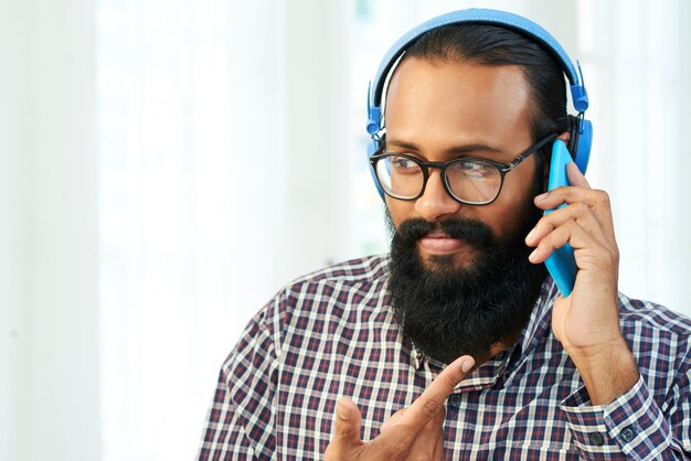 Engenheiro de TI usando tecnologias modernas para comunicação