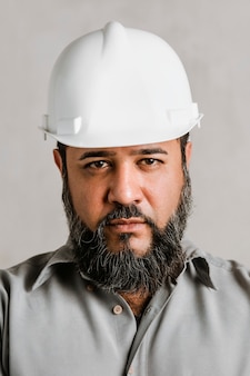 Engenheiro indiano usando um capacete para proteção