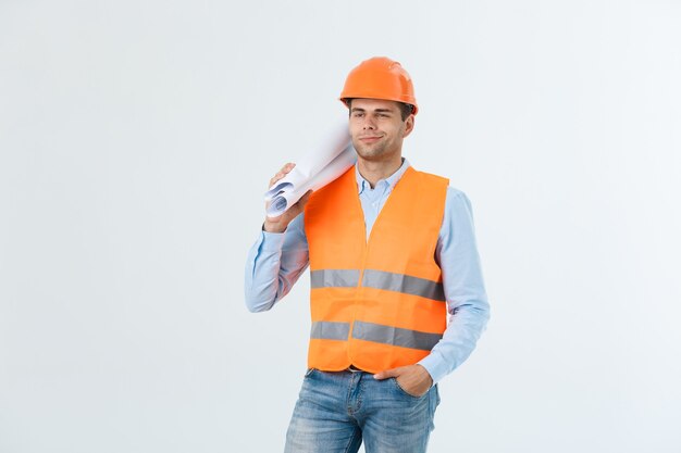 Engenheiro jovem profissional com planta, isolada no branco.