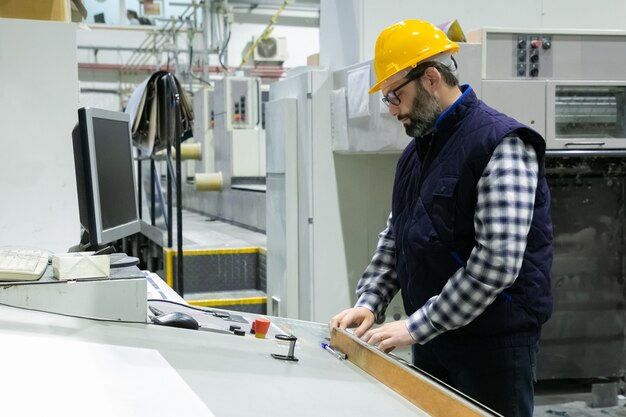 Engenheiro sério na máquina de operação de óculos