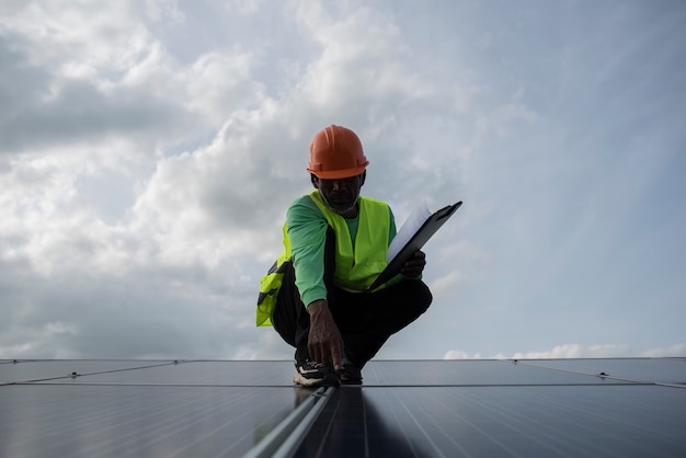 Engenheiro técnico verifica a manutenção dos painéis de células solares.