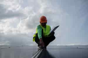 Foto grátis engenheiro técnico verifica a manutenção dos painéis de células solares.