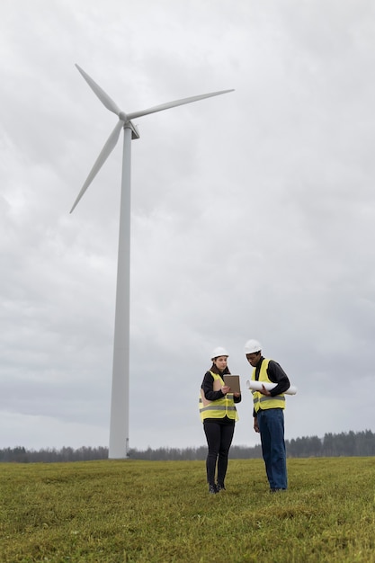 Engenheiros ambientais de tiro completo ao ar livre