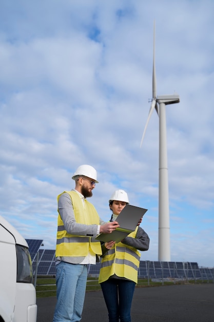 Engenheiros ambientais de tiro médio ao ar livre