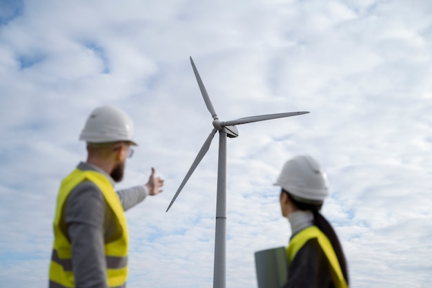 Engenheiros ambientais de tiro médio