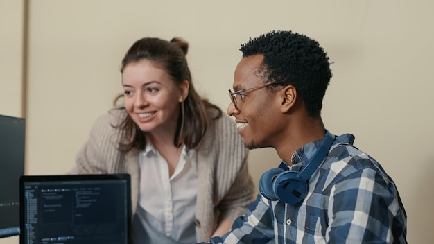 Engenheiros de sistema comemorando a compilação de código bem-sucedida fazendo um gesto de cinco mãos com o colega. Algoritmo de análise de codificador em várias telas tira os óculos e parabeniza o colega de trabalho.