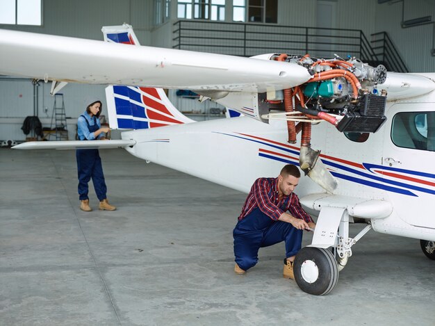 Engenheiros trabalhando com um avião