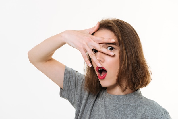 Foto grátis engraçado caucasiana jovem mostrando emoções bonitos.