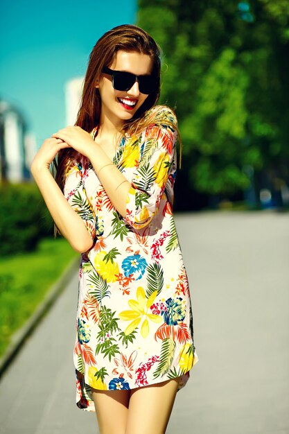 Engraçado elegante sexy sorridente mulher jovem e bonita modelo no verão brilhante hipster pano vestido na rua