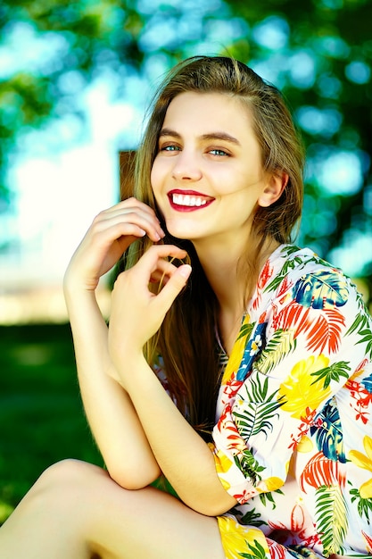 Foto grátis engraçado elegante sexy sorridente mulher jovem e bonita modelo no verão brilhante hipster pano vestido na rua