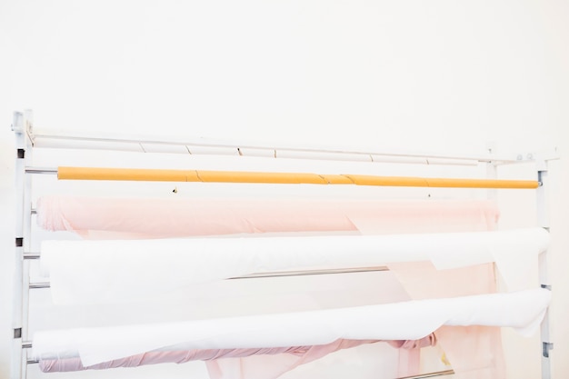 Enrole tecidos rosa e brancos em alfaiataria
