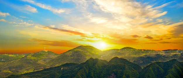 Ensolarado paisagem das montanhas