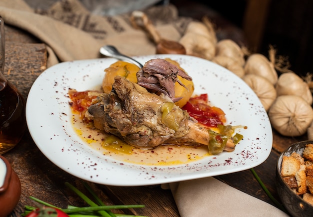 Ensopado de carne com batatas e especiarias em caldo