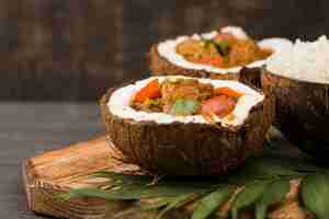 Foto grátis ensopado e arroz em pratos de coco