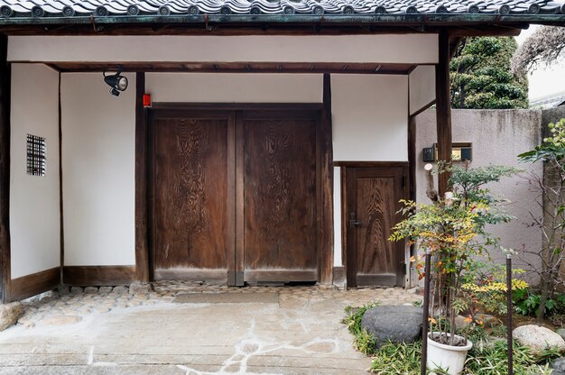 Entrada da casa de cultura japonesa com plantas