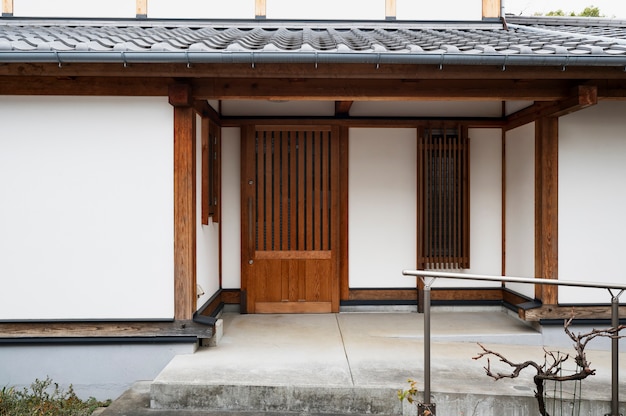 Entrada de casa japonesa com telhado