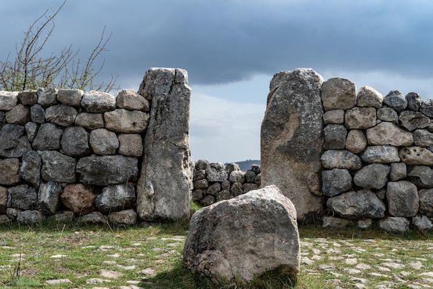Entrada e parede de pedra de uma ruína hitita, um sítio arqueológico em Hattusa, Turquia