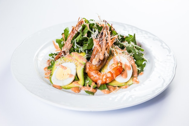 Entrega de comida saudável em restaurante, salada, segundo prato ou primeiro prato na superfície branca