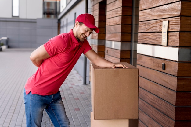 Entregador com dor nas costas de carregar