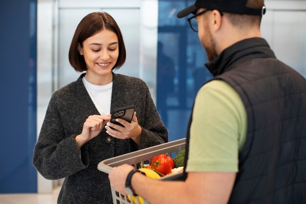 Entregador dando pedido de mantimentos ao cliente