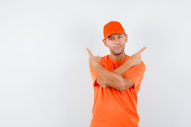 Foto grátis entregador de camiseta laranja e boné apontando para o lado e parecendo seguro