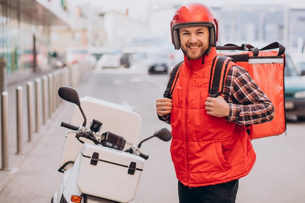 Foto grátis entregador de comida entregando comida em scooter