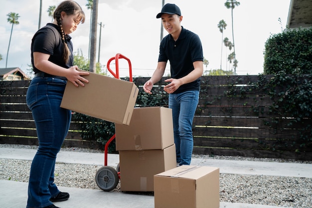 Entregador recebendo o pacote para entrega