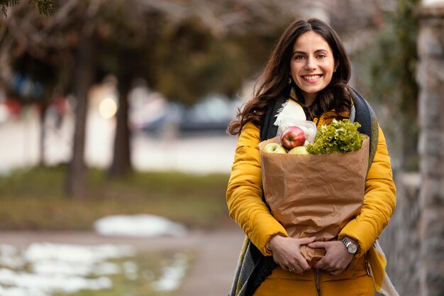 Entregadora com pacote de comida