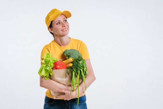 Entregadora de comida feminina com pacote de comida