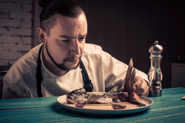 Entregar o prato com peixe. Peixe cozido. Peixe suculento no prato. Delícia para os amantes de frutos do mar.