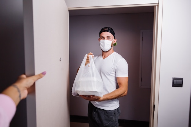 Entregar um homem segurando um saco plástico com comida
