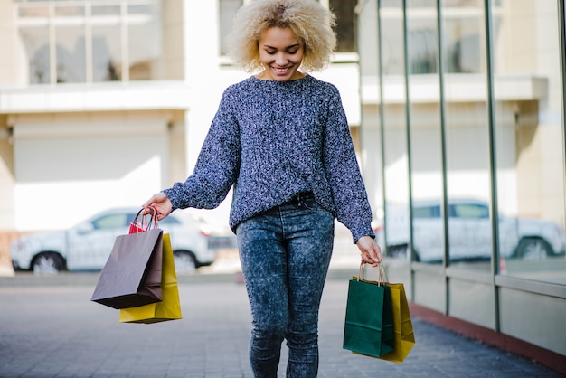 Entusiástico feminino shopper andando