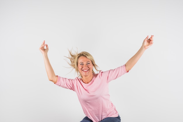 Envelhecido, mulher feliz, em, rosa blusa, com, upped, mãos