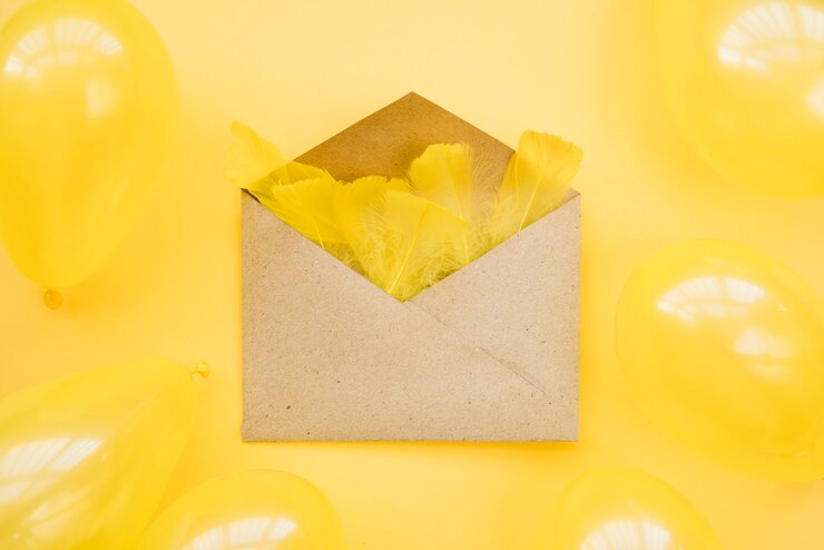Foto grátis envelope cheio de penas tenras