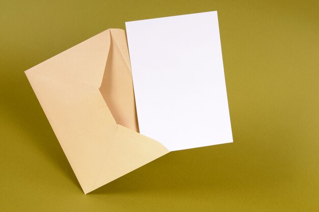 Envelope com cartão de convite em branco
