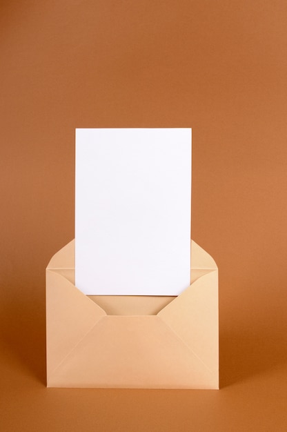 Foto grátis envelope com cartão de convite em branco