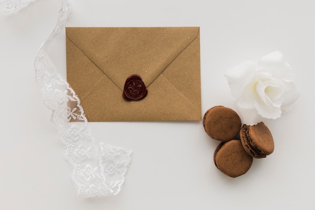 Foto grátis envelope com macaroons