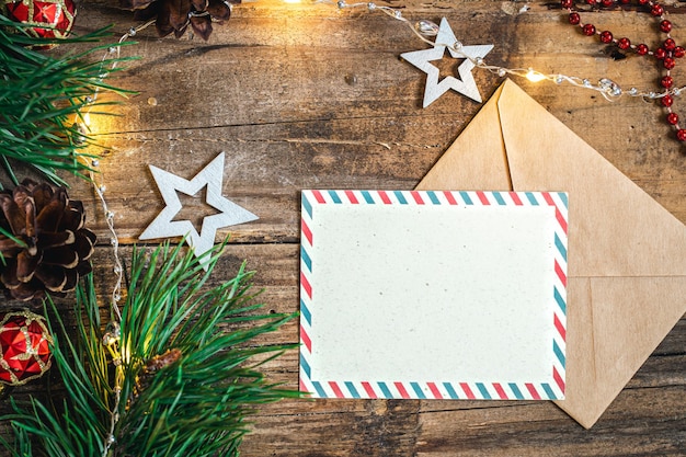 Foto grátis envelope de cartão postal em branco e decoração de natal no espaço de cópia de fundo de madeira