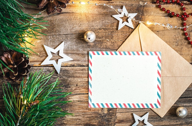 Foto grátis envelope de cartão postal em branco e decoração de natal no espaço de cópia de fundo de madeira