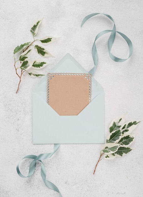 Envelope de convite de casamento vista superior