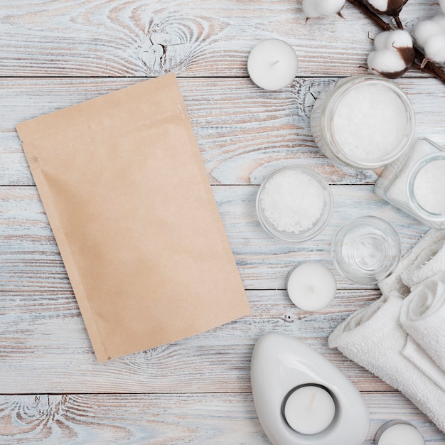 Foto grátis envelope de papel com sais de banho e velas