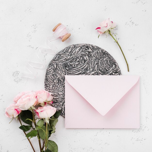 Envelope de vista superior com convite de casamento