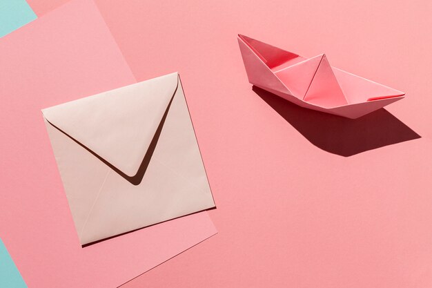 Envelope e barco de papel de vista superior