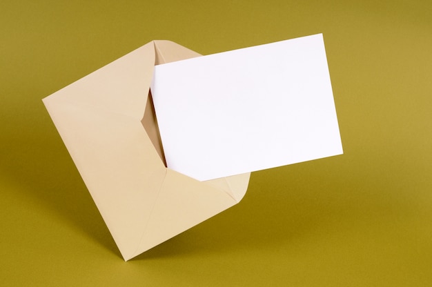 Envelope marrom liso com cartão de mensagem em branco